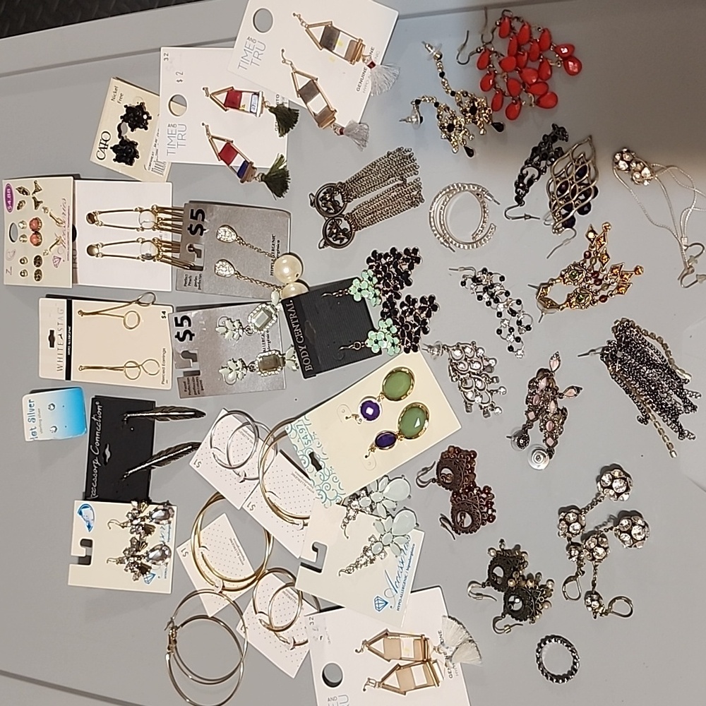 Bundle of 40 earrings